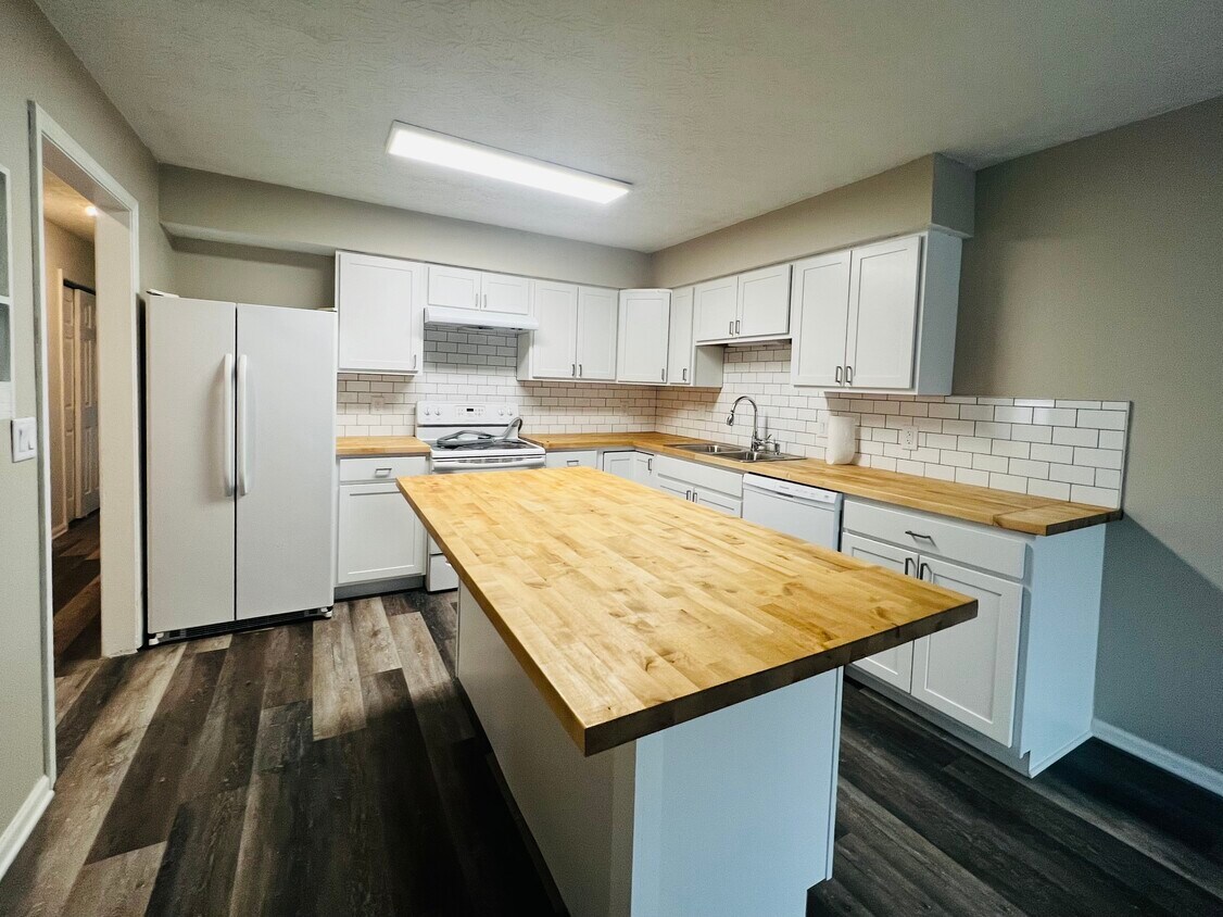 Kitchen - 2102 Summit View Rd