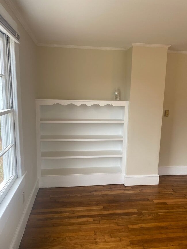 Building Photo - Cute and Cozy Rental