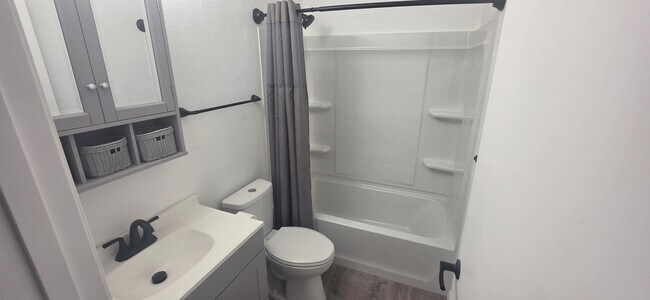 Foto del edificio - 1705 Oakshire Ln