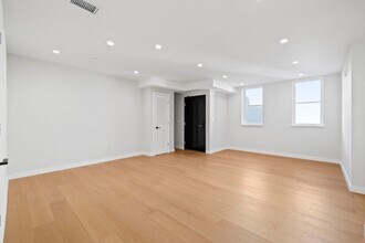 Building Photo - 693 Sutter St