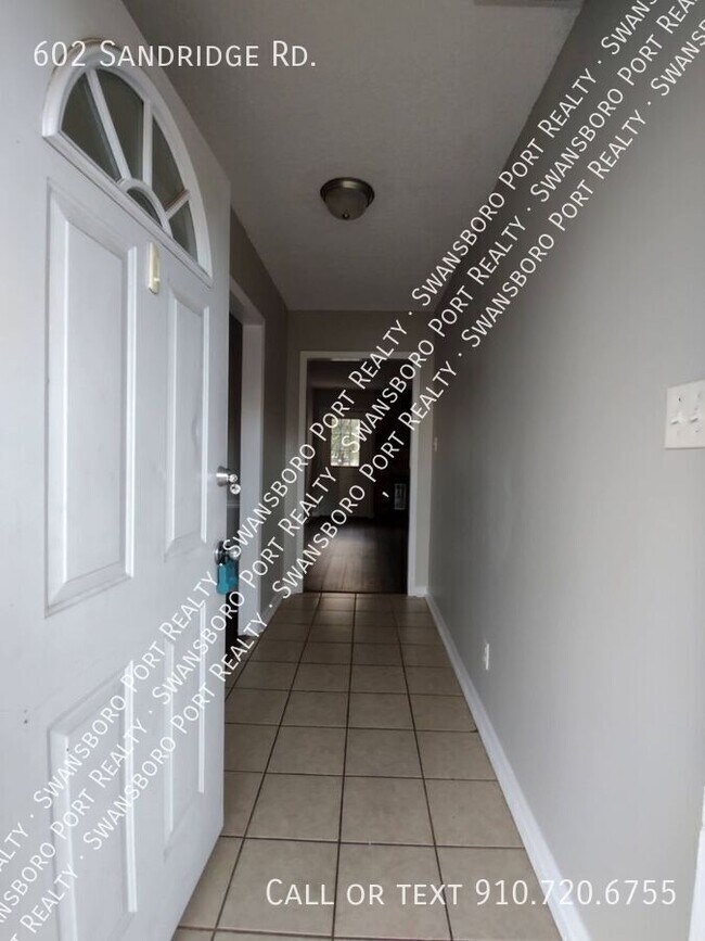 Foto del edificio - 602 Sand Ridge Rd