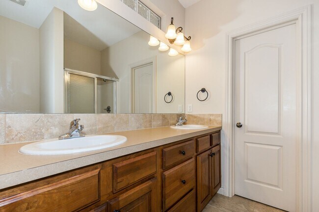 Foto del edificio - 9812-9814 E 19th St N
