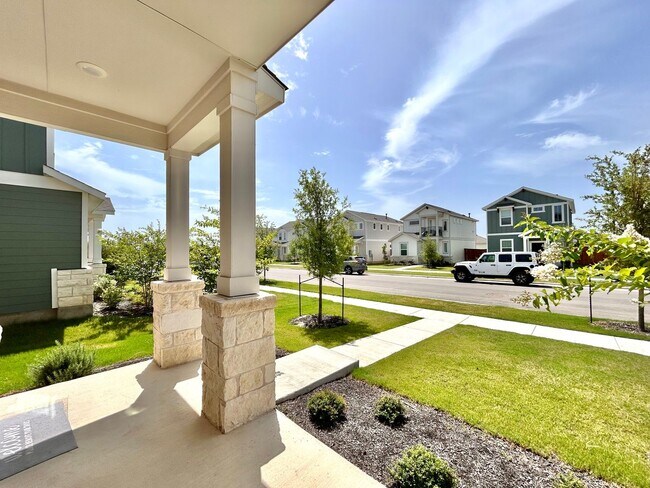 Building Photo - Spacious 3/BR 2.5/BA Home with Modern Fini...