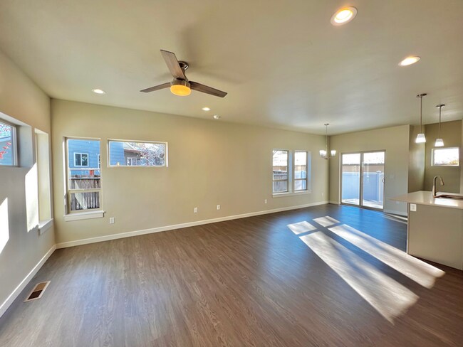 Building Photo - 5899 Castle Dr