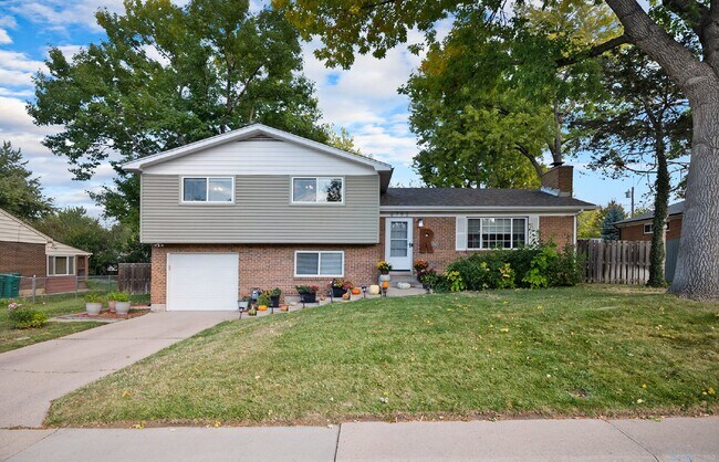 Foto del edificio - Beautiful home on large lot. Available 5/15
