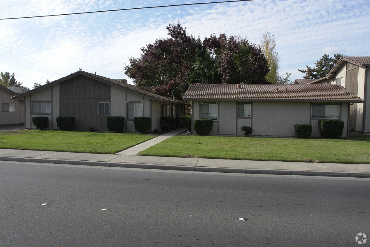 Building Photo - 2581-2591 N Winton Way