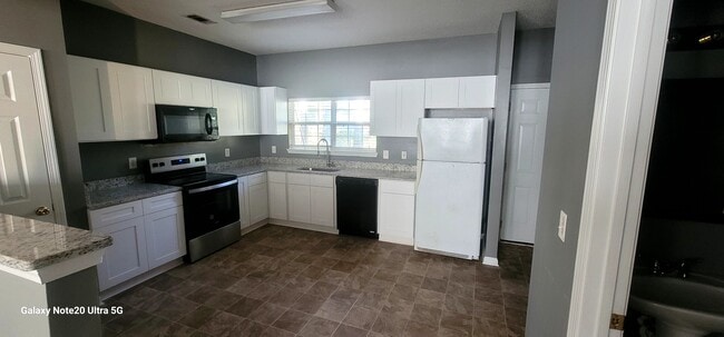 Kitchen - 140 Brentwood Dr