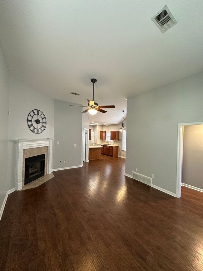 Building Photo - 1/2 OFF FIRST FULL MONTH'S RENT! 3 BR/ 2 B...