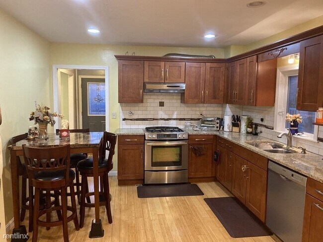 Building Photo - 3 br, 1.5 bath House - 84 Everdean St