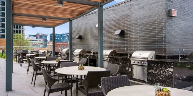 Parrillas al aire libre - 917 W Madison St
