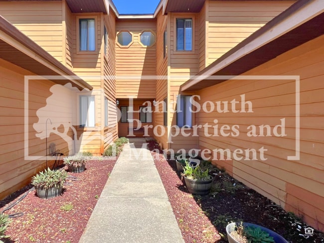 Building Photo - 707 Carpenters Way