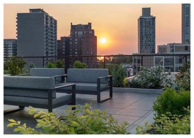 Building Photo - 3 bedroom in Chicago IL 60657