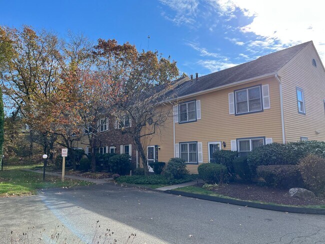 Building Photo - 2-bedroom, 1.5-bath in North Haven