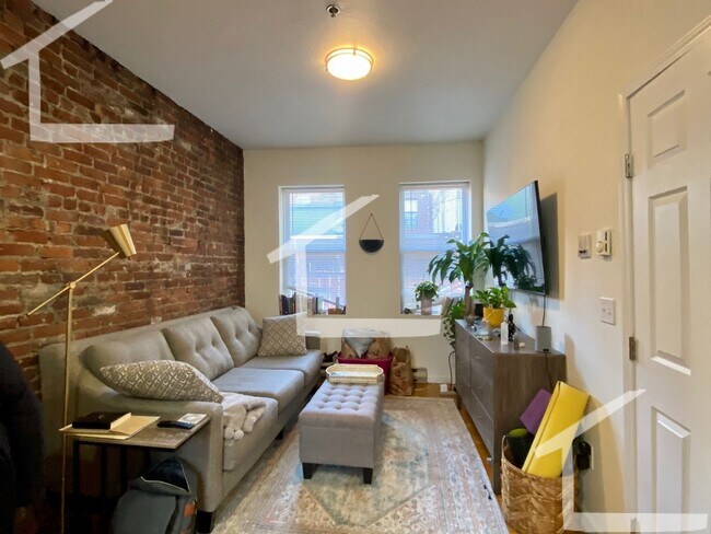 Building Photo - Beautiful 1 Bed Unit Right In The North End