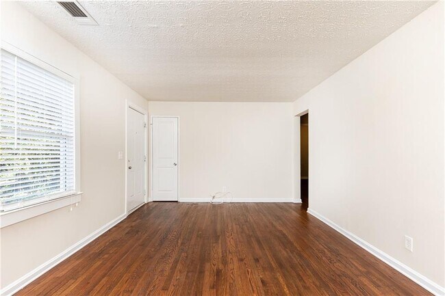 Foto del edificio - 2324 Johnson Ferry Rd NE