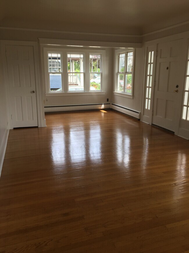 Living room/entry area - 532 Northeast 83rd Street