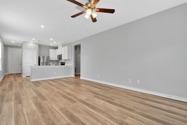 Building Photo - Charming 2 Bed 2 Bath Home in Highly Sought After Alamo Ranch Area!