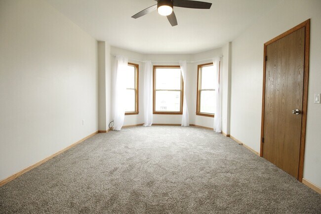 Building Photo - 126 1st St