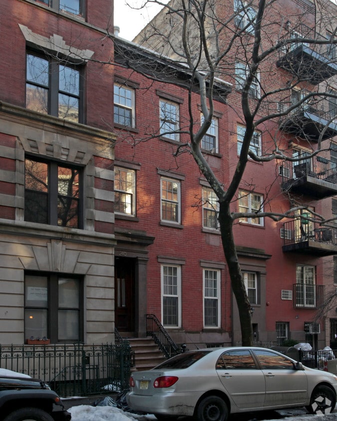 Building Photo - 240 W 21st St