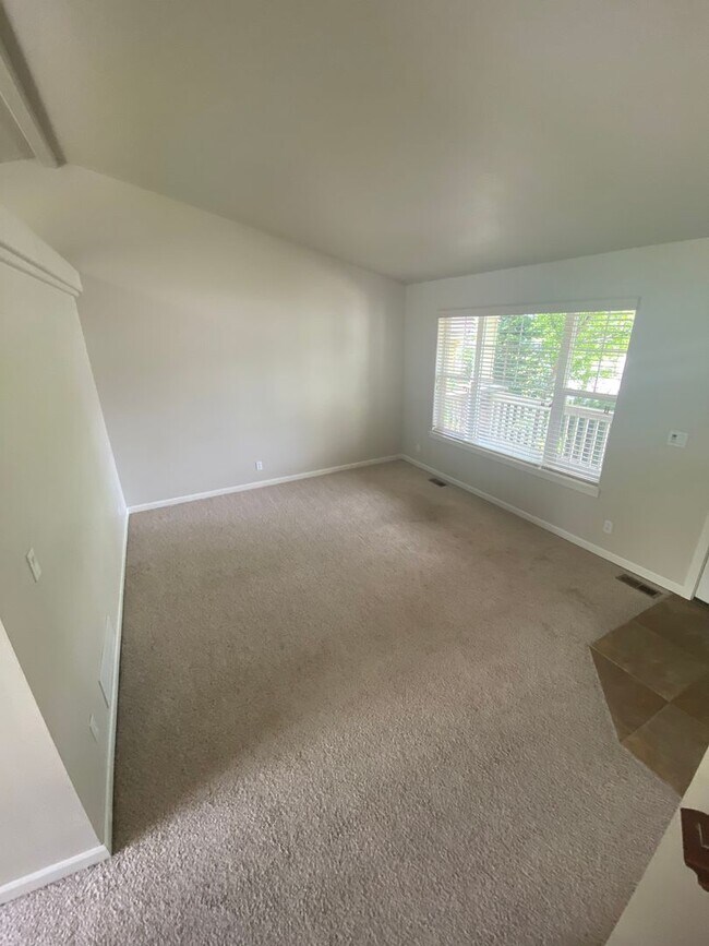 Foto del edificio - LARGE SINGLE FAMILY HOME ON CORNWALL (RPM#220)