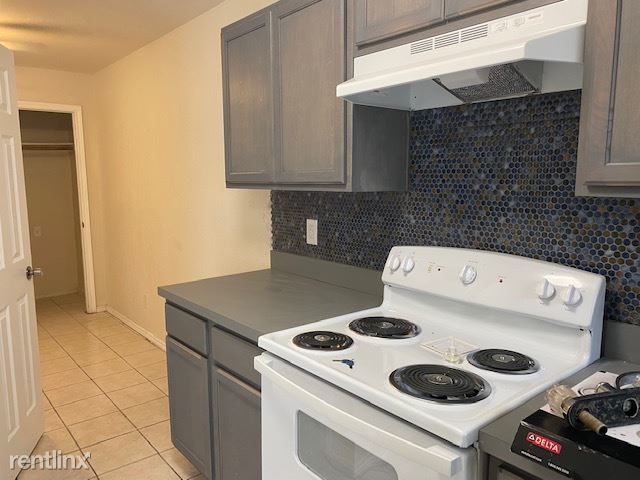 Primary Photo - 3 br, 1.5 bath Duplex - 528 Wilcox Avenue 2