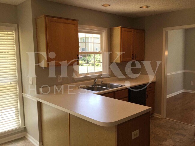 Building Photo - 8130 Stonebrook Dr