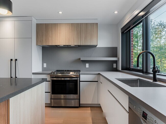 Building Photo - 157 Roslin Ave