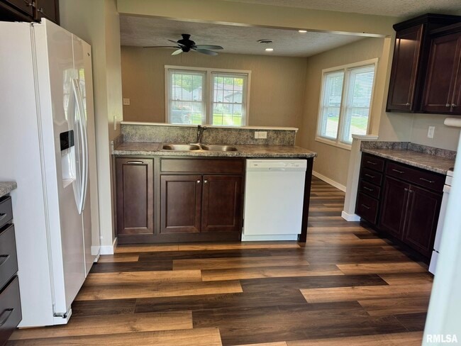 Building Photo - 2015 Ridgeview Dr