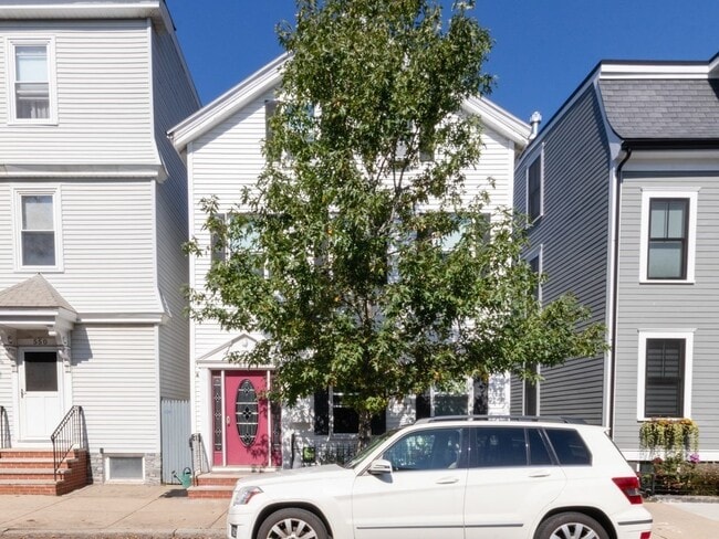 Building Photo - 552 E 7th St