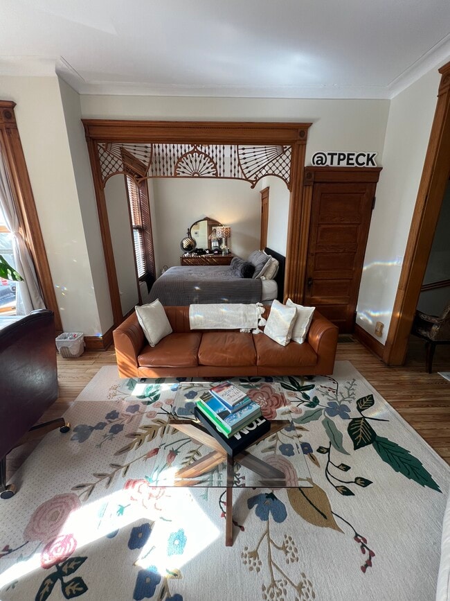 Sala de estar frontal con sala de estar adicional que se puede utilizar como tercer dormitorio, sala de lectura u oficina. - 938 W Newport Ave