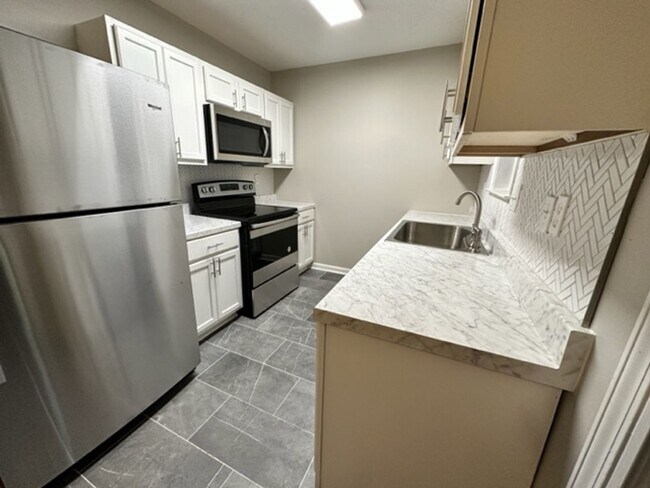 Foto del edificio - 3 bedroom, 2 bath near Whitten and Elmore with update bathrooms