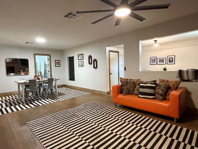 Foto del edificio - 3 Bedroom 2 Bath House for Lease!!