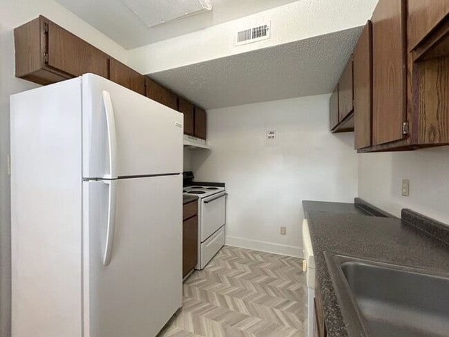 Building Photo - Hampton Hills - 2 Bedrooms, 1 Bathrooms Clean Condo