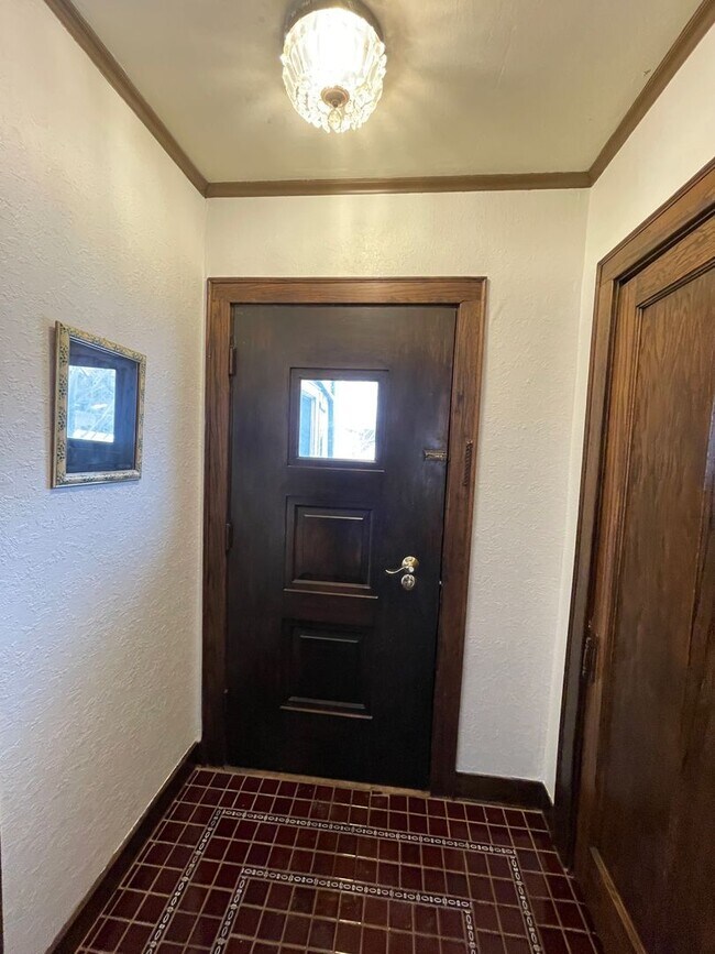 Foto del edificio - Timeless Spacious 3br + Den/2ba Edina Home w/Hardwood Floors, Large Yard, 2 Car Garage