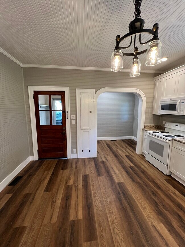 Building Photo - Historic mill house in hot Fort Mill SC with amazing kitchen!