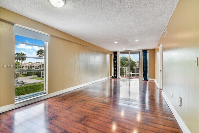 Foto del edificio - 3716 NE 168th St
