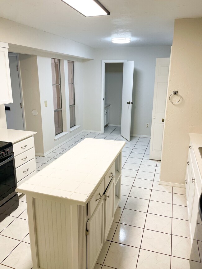 Foto del edificio - 12319 Cedar Springs Ln