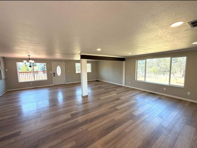 Foto del edificio - CHECK OUT THIS BEAUTIFUL HOME ON ACERAGE JUST MINUTES FROM REDMOND!