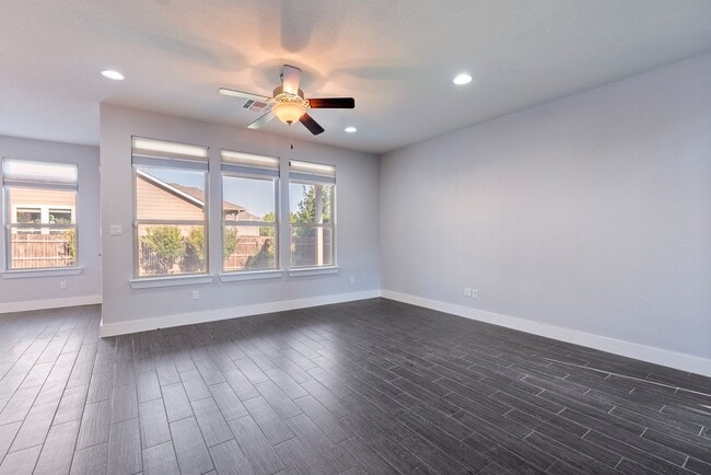 Building Photo - Beautiful 3 bedroom, 2.5 bathroom home in ...