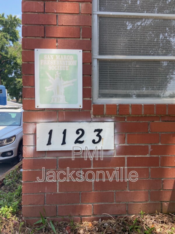 Primary Photo - 1123 Lasalle St