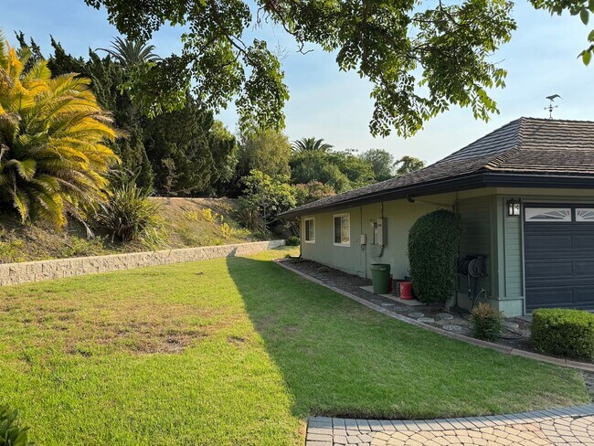 Building Photo - Exquisite Single-Story Retreat in Las Posas Estates