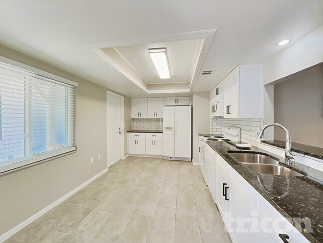 Building Photo - 4442 Sandhurst Dr