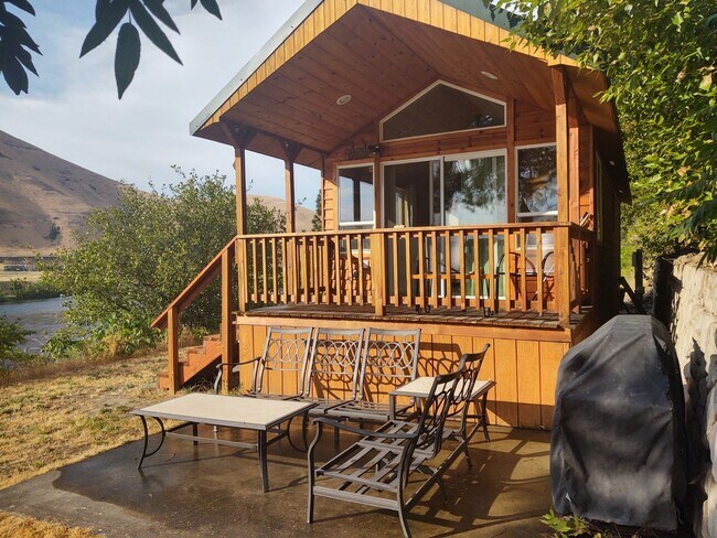 Foto del edificio - Short or long-term Furnished Cabin with A MOVE IN SPECIAL!