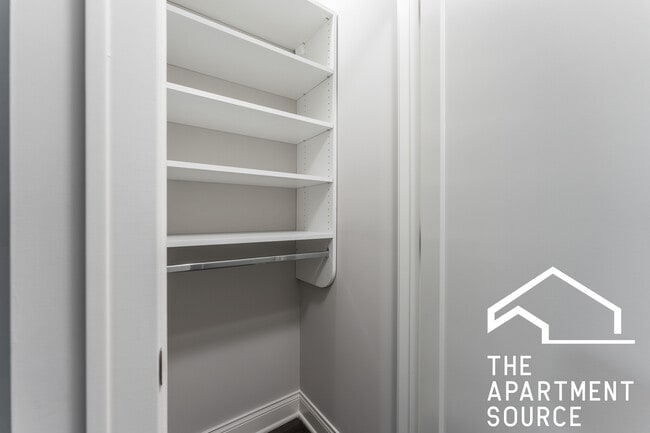 Building Photo - 640 W Wrightwood Ave