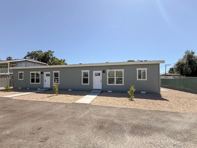 Building Photo - ~ AVAILABLE NOW ~ DUPLEX (RIGHT)