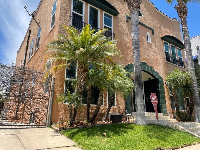 Angled Front w/Driveway - 607 N Irving Blvd