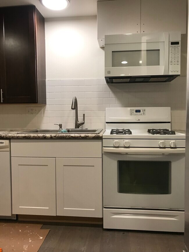 Granite kitchen stainless still fridge - 3412 177th Pl SW