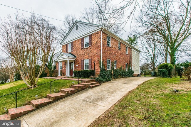 Building Photo - 8414 W Boulevard Dr