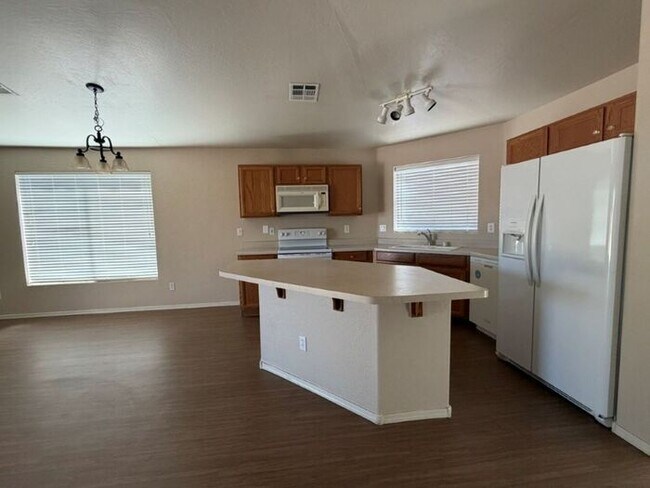 Building Photo - 14838 W Shaw Butte Dr