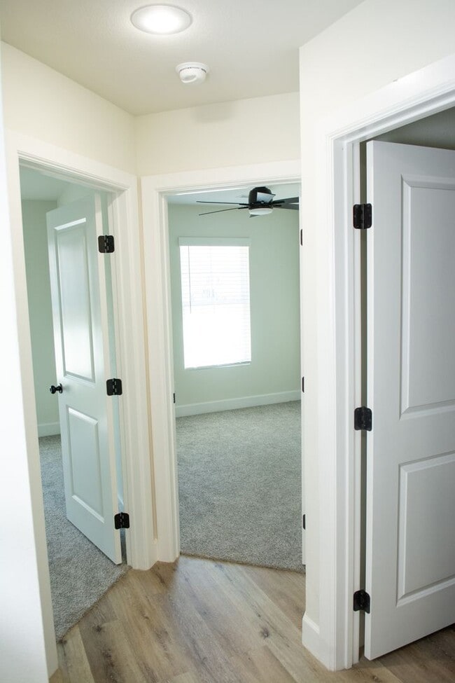 Building Photo - Newer  Townhouse in the heart of West Fork !